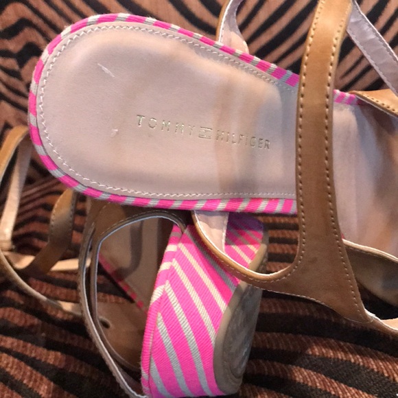 Tommy Hilfiger tan shoe with pink wedge size 9 1/2 - Picture 3 of 4